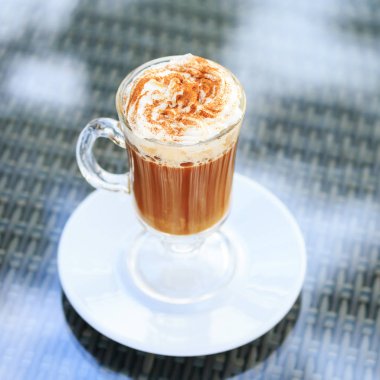 Açık bir barda İrlandalı kahve. St Patrick tatil kavramı. H