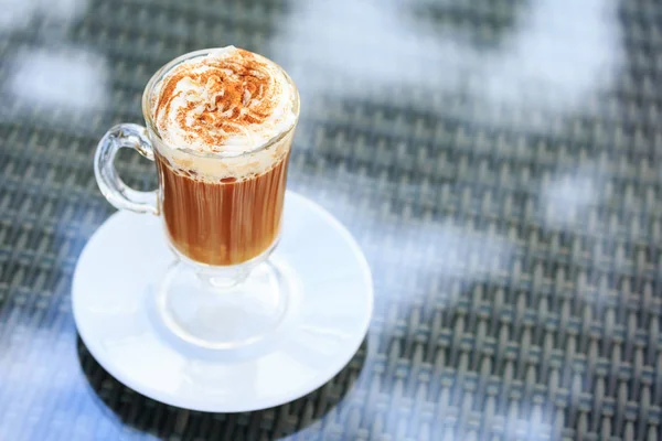 Irish coffee i en utomhusbar. Begreppet St Patrick holiday. H — Stockfoto