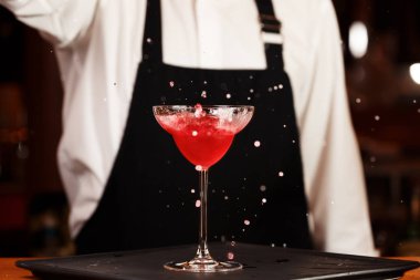 Bir gece kulübünde kokteyl yapımında barmen. Gece hayatı kavramı. Hayır 