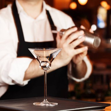 Bir gece kulübünde kokteyl yapımında barmen. Gece hayatı kavramı. Hayır 