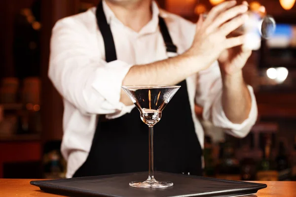 O Barman a fazer cocktails numa discoteca. Conceito de vida nocturna. Não. — Fotografia de Stock