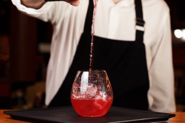 Bir gece kulübünde kokteyl yapımında barmen. Gece hayatı kavramı. Hayır 