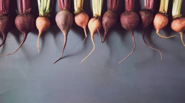 Gri arka plan üzerinde kırmızı ve altın pancar karışımı. Gıda arka plan. C