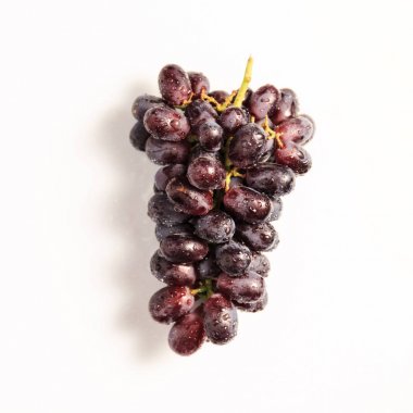 Su ile kırmızı üzüm demet ışık arka plan üzerinde damla