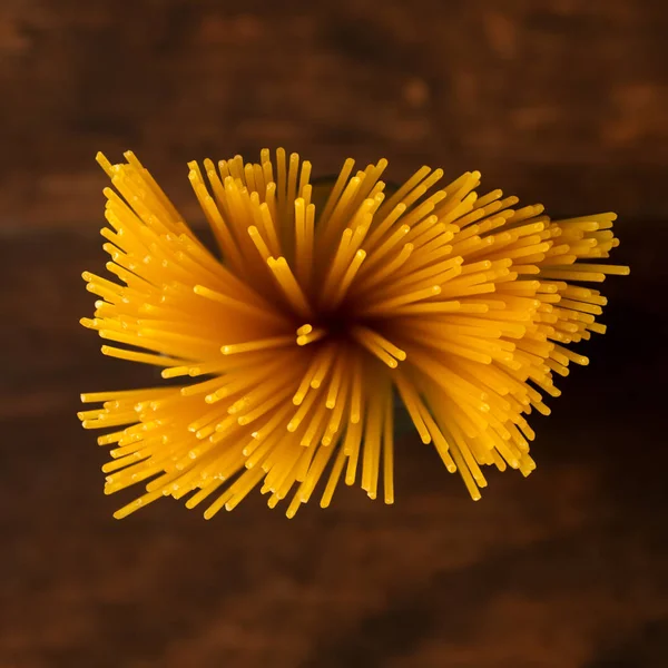 Glutenfreie Pasta auf dunklem Hintergrund. Draufsicht auf rohe Spaghetti. — Stockfoto
