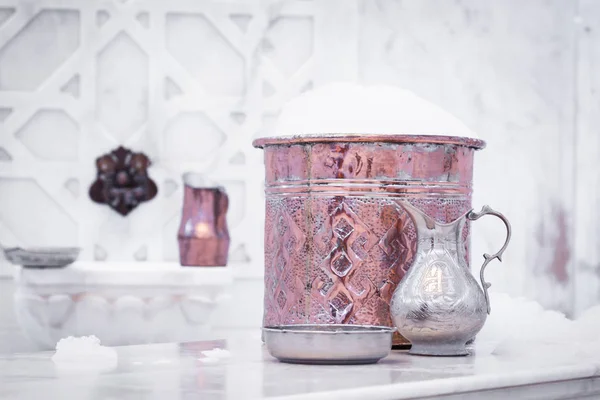 Frasco de água e tigela de cobre com espuma de sabão em hamam turco. Tradi — Fotografia de Stock