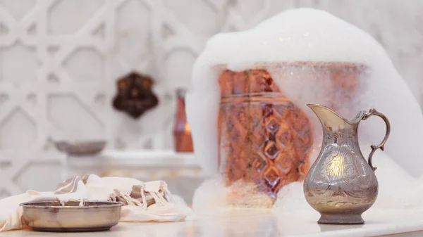 Water jar, towel and copper bowl with soap foam in turkish hamam — Stock Photo, Image