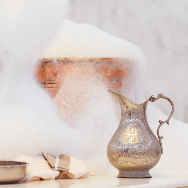Het maken van zeep schuim voor massage. Kruik, handdoek en koper waterschaal w — Stockfoto