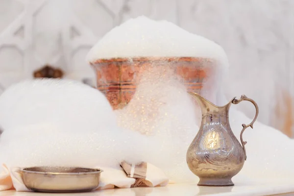 在土耳其蒸汽浴室肥皂泡沫水罐子、 毛巾、 铜碗 — 图库照片