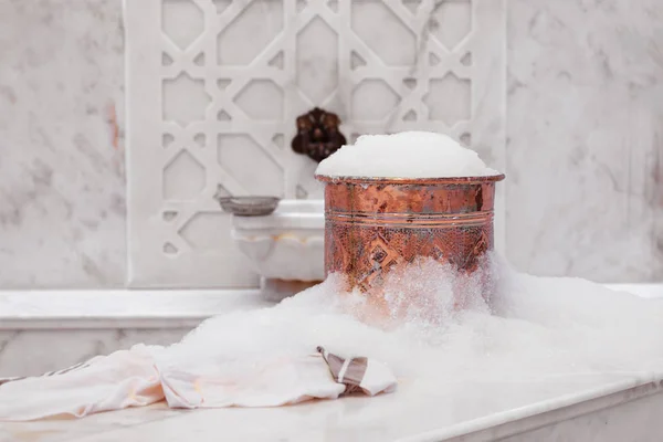 Toalha e tigela de cobre com espuma de sabão em hamam turco. Tradição — Fotografia de Stock