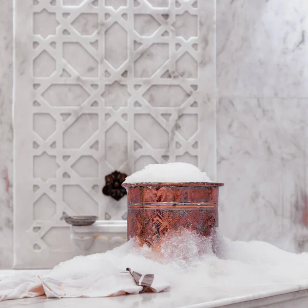 Handdoek en koperen bowl met zeep schuim in Turkse hamam. Traditie — Stockfoto