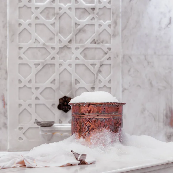 Toalha e tigela de cobre com espuma de sabão em hamam turco. Tradição — Fotografia de Stock