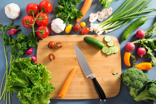 Вид зверху на жінку, що готує здорову їжу: різання овочів — стокове фото