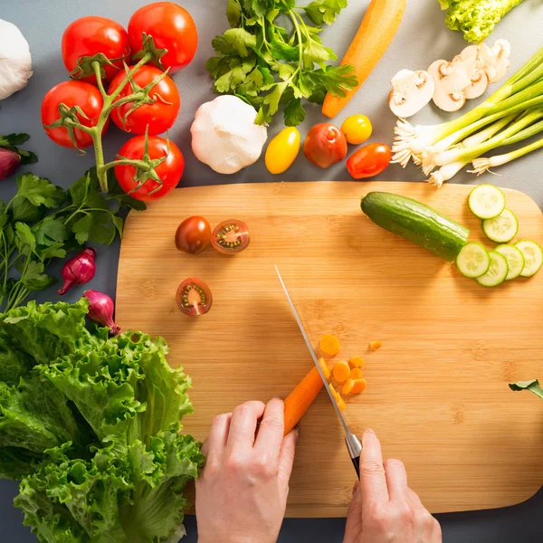 Frau beim Kochen gesund: Gemüse schneiden — Stockfoto