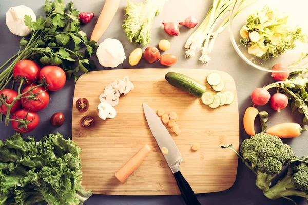 Frau beim Kochen gesund: Gemüse schneiden — Stockfoto