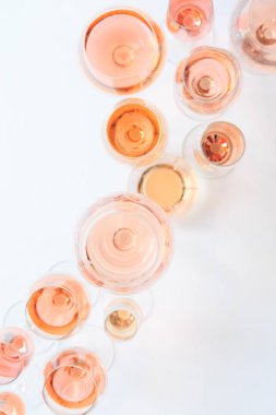 Birçok bardak şarap tadımı, gül şarap. Gül şarap kavramı 