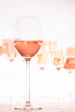 Birçok bardak şarap tadımı, gül şarap. Gül şarap kavramı 