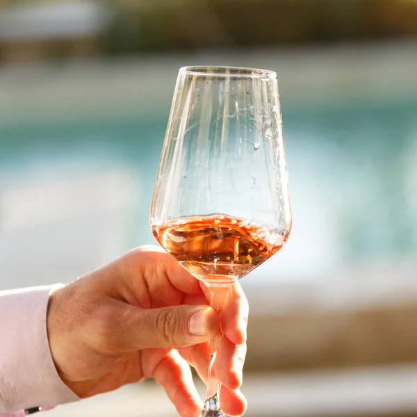 Wervelende glas rose wijn bij wijnproeverij. Concept van roos win — Stockfoto