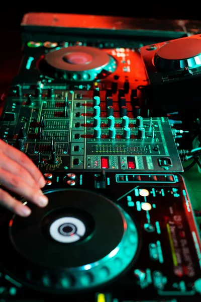 DJ tocando música en la fiesta del club nocturno. Equipos para tocadiscos en dar —  Fotos de Stock