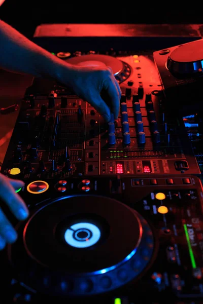 DJ a tocar música na festa da discoteca. Equipamento de mesa giratória em dar — Fotografia de Stock