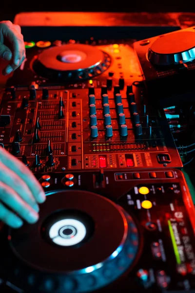 DJ a tocar música na festa da discoteca. Equipamento de mesa giratória em dar — Fotografia de Stock