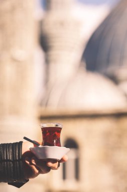 Arka plan bir cami ile açık havada sıcak Türk çayı. Turkis