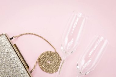 Festival akşam altın debriyaj ve pembe üzerinde iki şampanya bardağı.