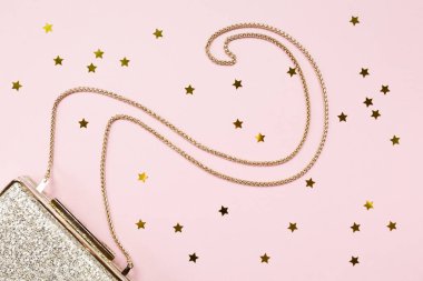 Pembe üzerinde yıldız sprinkles ile şenlikli akşam altın Debriyaj. Holid