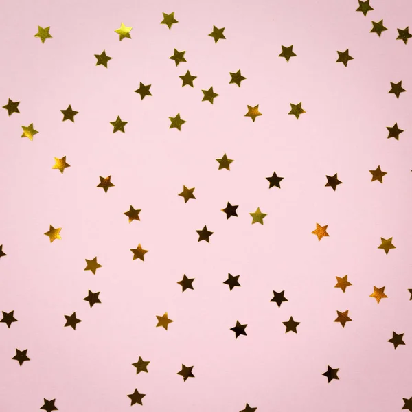 Золотая звезда посыпается на розовый. Праздничный фон. Celeb — стоковое фото