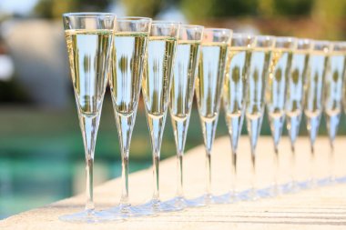 Birçok bardak şampanya veya yakınındaki bir luxu resort havuz prosecco