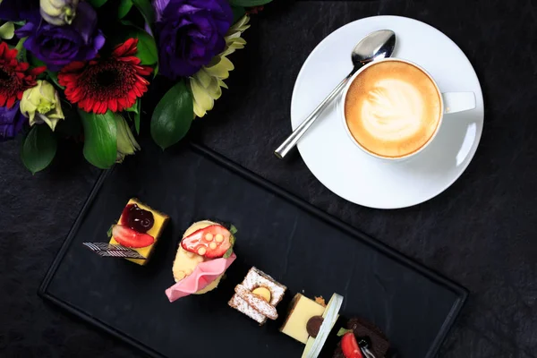Ceașcă de cafea cu artă latte și buchet de flori. Conceptul de afaceri — Fotografie, imagine de stoc