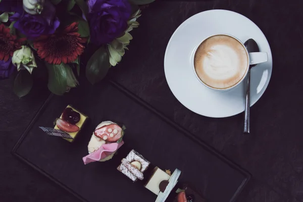 Latte sanat ve çiçek kokulu kahve fincanı. İşletme kavramı — Stok fotoğraf