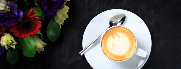 Taza de café con arte latte y ramo de flores. Concepto de empresas — Foto de Stock