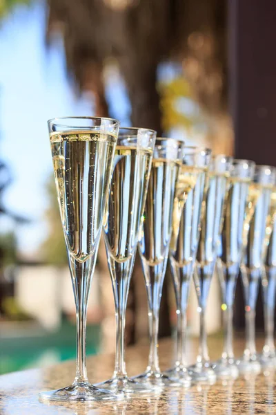 Many glasses of champagne or prosecco near resort pool in a luxu — Stock Photo, Image