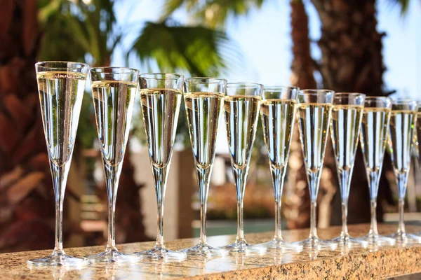 Viele Gläser Champagner oder Prosecco in der Nähe des Resort-Pools in einem Luxus — Stockfoto