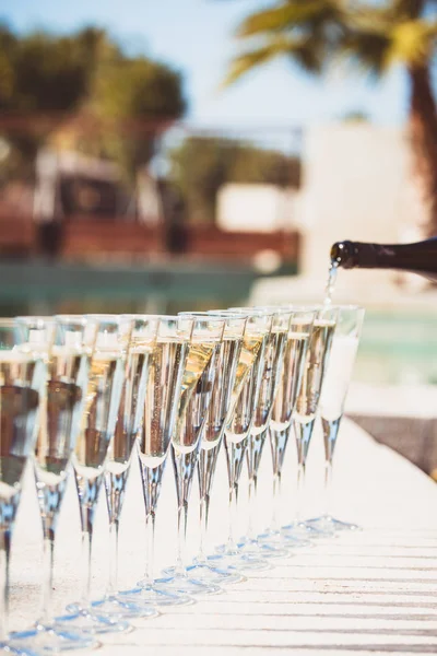 Many glasses of champagne or prosecco near resort pool in a luxu — Stock Photo, Image