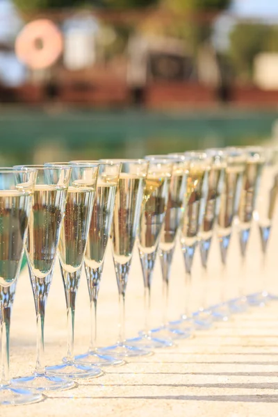 Many glasses of champagne or prosecco near resort pool in a luxu — Stock Photo, Image