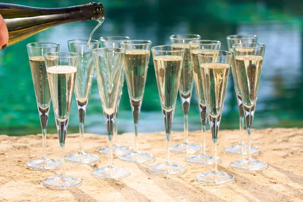 Vele glazen champagne of prosecco bij resort zwembad in een sfeervolle — Stockfoto