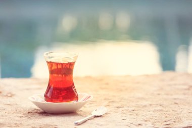 Suya yakın açık havada sıcak Türk çayı. Türk çayı ve geleneksel