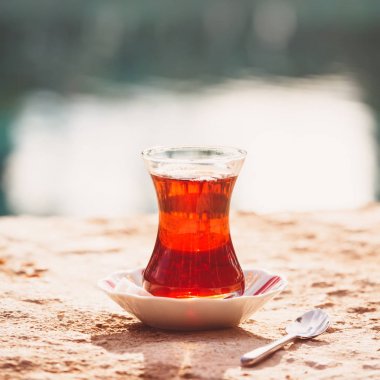 Suya yakın açık havada sıcak Türk çayı. Türk çayı ve geleneksel