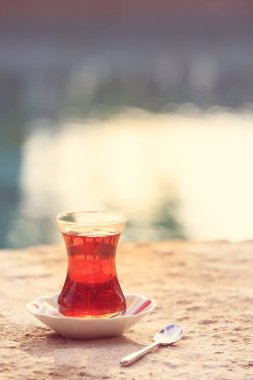 Suya yakın açık havada sıcak Türk çayı. Türk çayı ve geleneksel