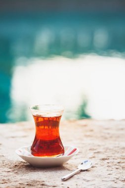 Suya yakın açık havada sıcak Türk çayı. Türk çayı ve geleneksel