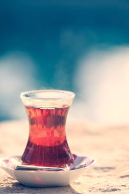 Suya yakın açık havada sıcak Türk çayı. Türk çayı ve geleneksel
