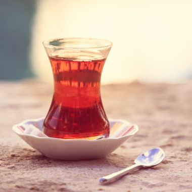Suya yakın açık havada sıcak Türk çayı. Türk çayı ve geleneksel