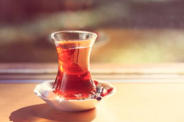 Sıcak Türk çayı açık havada cam duvarının yakınında. Türk çayı ve tradit