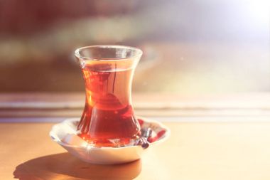 Sıcak Türk çayı açık havada cam duvarının yakınında. Türk çayı ve tradit