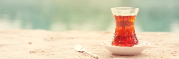 Gorący turecka herbata na zewnątrz w pobliżu wody. Tureckiej herbaty i tradycyjne — Zdjęcie stockowe