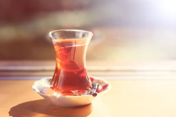 Heißer türkischer Tee im Freien in der Nähe der Glaswand. Türkischer Tee und Tradit — Stockfoto