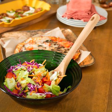 Dostu aile yemek parti hazırlığı