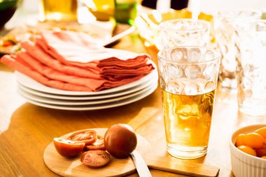 Dostu aile yemek parti hazırlığı